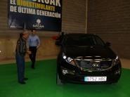 Francisco Hernández abriendo por primera vez las llaves de su nuevo coche KIA.