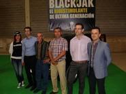 Personal de Sipcam Iberia junto a la azafata de Blackjak, a la izquierda, y el agricultor agraciado con el premio de un coche en el sorteo por la compra del mismo producto, tercero por la izquierda.