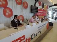 Los ponentes ultimando las conferencias para el numeroso público que se dio cita.