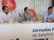 Sergio Medina de Zeraim Ibérica, Manuel Hernández y Francisco Román de Sakata Seed Ibérica, explicando las variedades de sus respectivas empresas