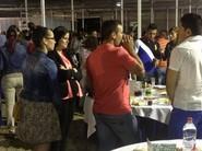 Los invitados charlaban animadamente en torno a las mesas.