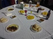 Las mesas se fueron llenando con el menú y sobró mucha comida a pesar de los 1.000 invitados.