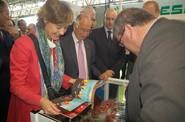 El presidente de Vicasol, Juan Antonio González, mostrando a la ministra algunos de los productos de su cooperativa.