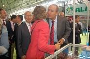 La ministra de Agricultura saludando a José Manuel Fernández, gerente de Vicasol.
