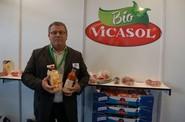 Juan Antonio González, presidente de Vicasol, posando con sus dos nuevos productos, salmorejo y gazpacho.