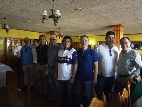 La comitiva durante la visita.