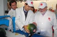 Antonio Escobar, director general de Grupo Agroponiente, muestra a Arias Cañete una sandía marca fashion.