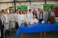 Arias Cañete también quiso dejar su firma en el libro de visita de Grupo Agroponiente.