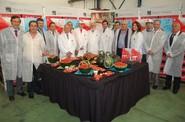 La sandía marca fashion preside la foto de familia en las instalaciones de Agroponiente.