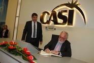 El ministro firma en el libro de visita de la cooperativa de La Cañada.