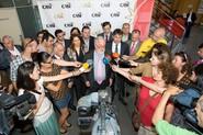 Arias Cañete atiende a los medios congregados en la cooperativa.