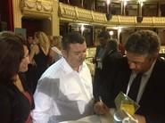 Aléx Rovira firma su libro para José Antonio Gutiérrez, director de fhalmería.