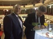 Álex Rovira firma un ejemplar de su libro a Juan Ramón Rodríguez, de Rijk Zwaan.