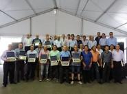 Socios y agricultores tras recibir su placa de reconocimiento