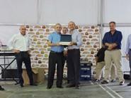 Manuel Gómez, concejal de Agricultura ejidense, no se perdió la ocasión y entregó una placa a un agricultor veterano
