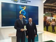 José Luis Heredia, director general de Cajamar, entrega el premio a Francisco Garzón Morales, consejero delegado del ICEX