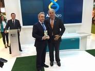 Bartolomé Viudez, director de Negocio Agroalimentario de Cajamar, entrega el premio al presidente de FEPEX, Jorge Brotons