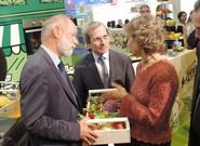 La ministra de Agricultura se ha interesado también por los expositores franceses.