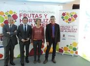 La ministra de Agricultura apoyando las frutas y hortalizas almerienses con el responsable de Cajamar, el vicepresidente de Diputación y el presidente de COEXPHAL.