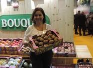 Carlota, responsable de comunicación de Anecoop, con una de las grandes novedades de la cooperativa de segundo grado, kiwis valencianos.