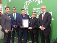Christian Guerrero, gerente de Frío Guerrero, posa con su certificado de IFS Logistic de GlobalG.A.P. Es la primera empresa de transporte almeriense en conseguirlo.