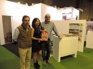 
Nuestra comercial, Caterina Pak, con Jesús Fernández, de Fertinagro, con otro compañero de la empresa.