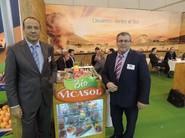 
El gerente y el presidente de Vicasol, posan con su nueva línea de hortalizas ecológicas.