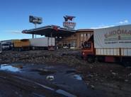 La vía de acceso que comunica Santa María del Águila con La Redonda quedó seriamente dañada por la tierra y el agua a la altura de la gasolinera