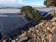 El agua volvió a entrar en los invernaderos y en esta instantánea se muestra un muro derrumbado sobre un invernadero en la zona norte de Sª Mª del Águila, paraje conocido como Los Canarios