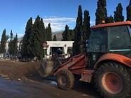 A primeras horas del lunes, los servicios de limpieza estaban quitando la tierra acumulada en la carretera a su paso por la puerta del cementerio