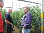 Bonifacio Sánchez, director de Ventas zona sur de HM Clause Ibérica, atiende las preguntas de los agricultores.