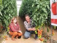Estos agricultores posaron junto a la planta