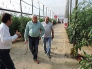 Agricultores interesandose por el producto