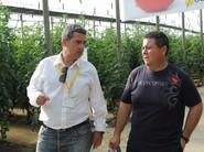 Juan Antonio Plaza, de HM Clause, atendiendo a un agricultor