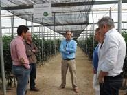 Luis Twose, de Seminis, atendiendo a los asistentes a las jornadas