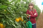 Esta joven agricultora quedó encantada con el gran calibre de Prometeo.