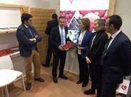 Mari Carmen Ortiz en el stand de Freshuelva
