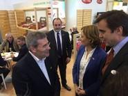 Pedro Caparrós, de Caparrós Nature, junto a Mari Carmen Ortiz y Pablo García en la visita de éstos al stand de la empresa almeriense