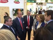 Directivos de Vicasol conversando con la consejera de Agricultura Mari Carmen Ortiz