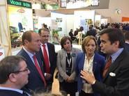 Pablo García, embajador de España en Alemania, junto a la consejera de Agricultura, y directivos de Vicasol