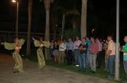 Los participantes observan a las bailarinas.