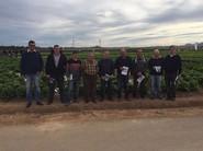 Varios agricultores y comerciales de Rijk Zwaan antes de comenzar a ver las variedades en campo