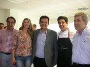 En el centro, el alcalde de Níjar, Antonio Jesús Rodríguez, junto al chef almeriense.