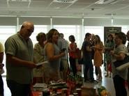 Los participantes no le quitan ojo a los productos de la tierra.