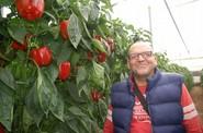 Este agricultor estaba más que encantado con lo que estaba viendo.