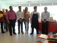 El chef junto a miembros de las empresas que han cedido su producto.