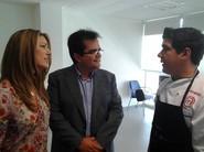 El alcalde de Níjar aprovechó para charlar con el cocinero almeriense.