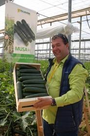 Omar Kaidi muestra los frutos de Musa, de gran calidad.