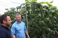 Manuel Martínez y un agricultor.