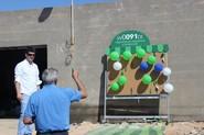 Los agricultores se divirtieron mucho con el 'tiro al globo', más de uno se llevó un premio.